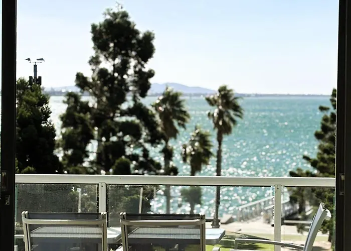 Family Executive Apartment With Bay Views Located On The Geelong Waterfront 2407