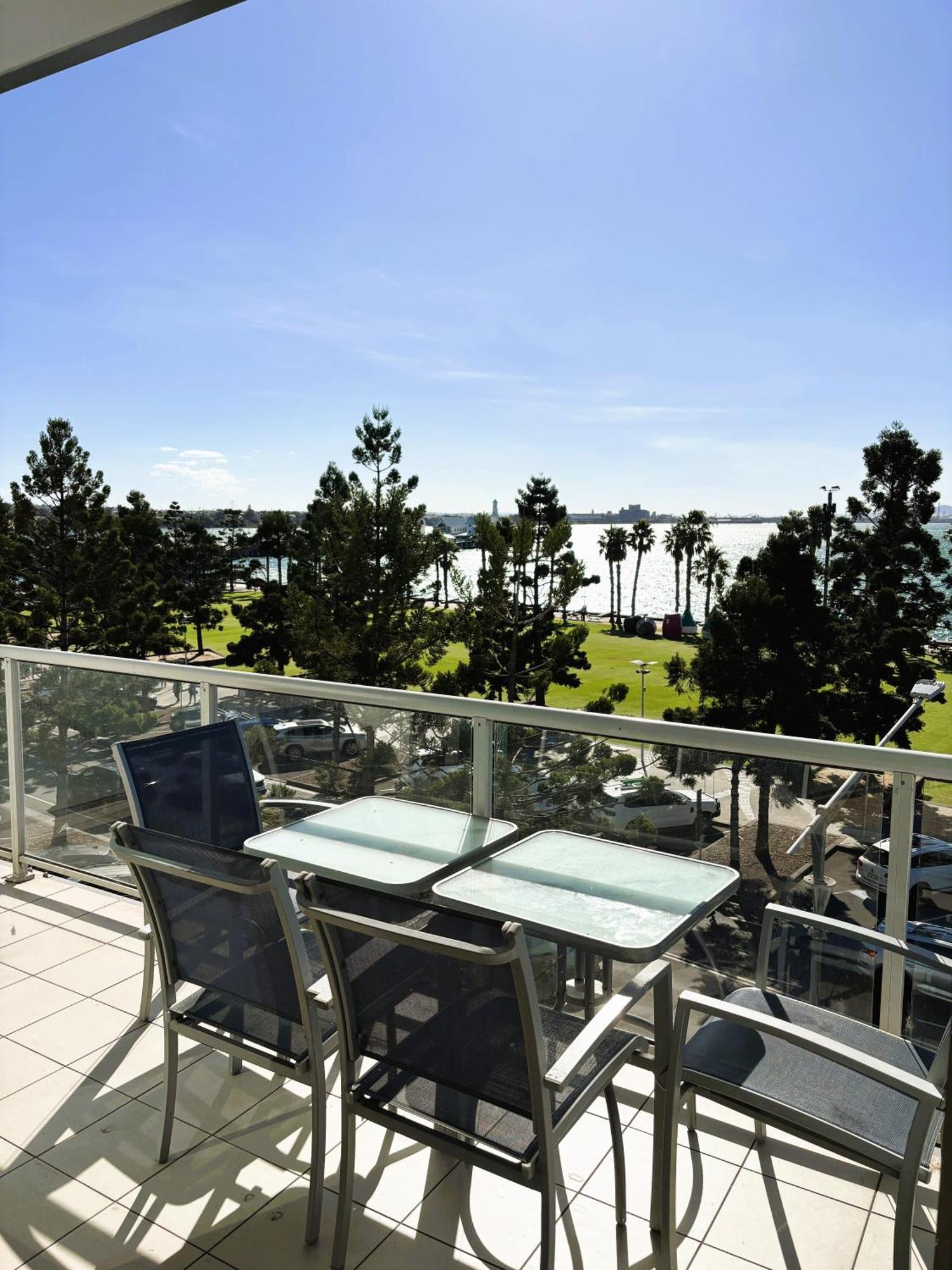 Family Executive With Bay Views Located On The Waterfront 2407 Apartment