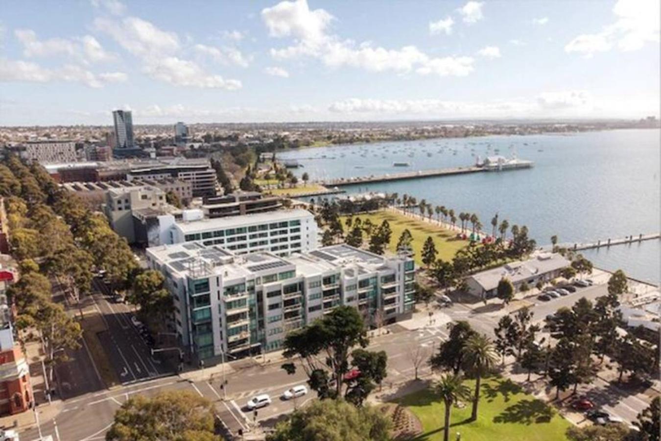 Family Executive With Bay Views Located On The Waterfront 2407 Apartment