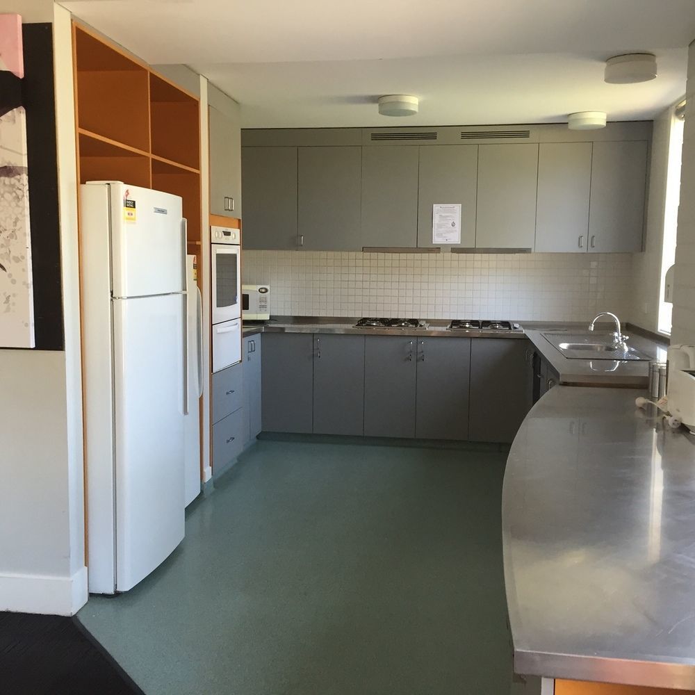 Hotel Deakin Units 3*