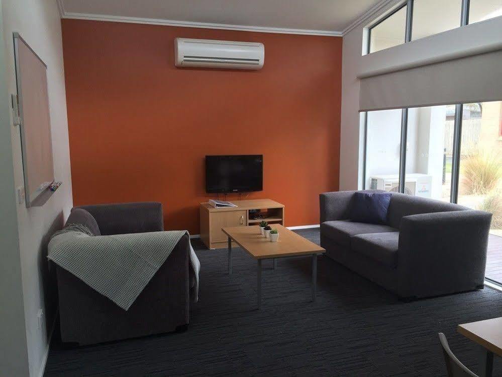 Deakin Units Hotel 3*