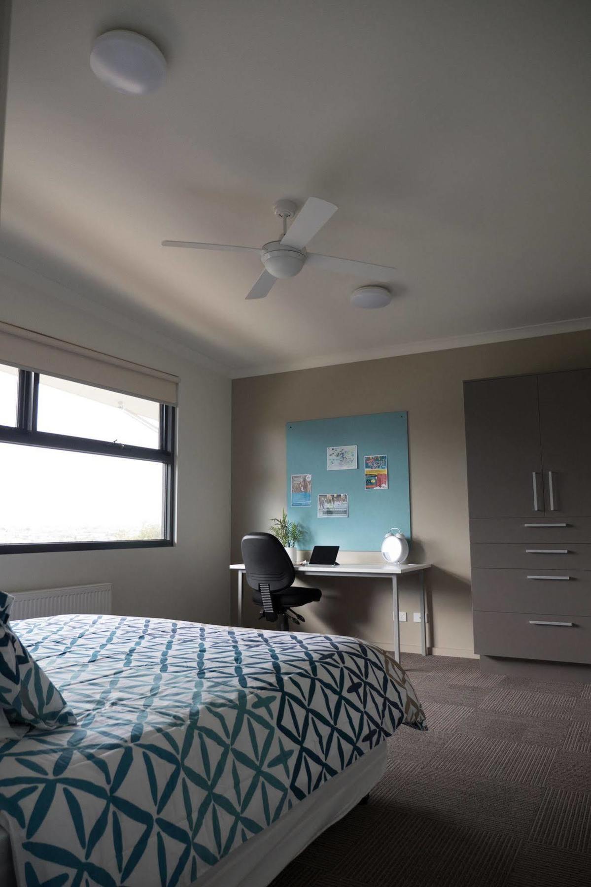 Hotel Deakin Units 3*
