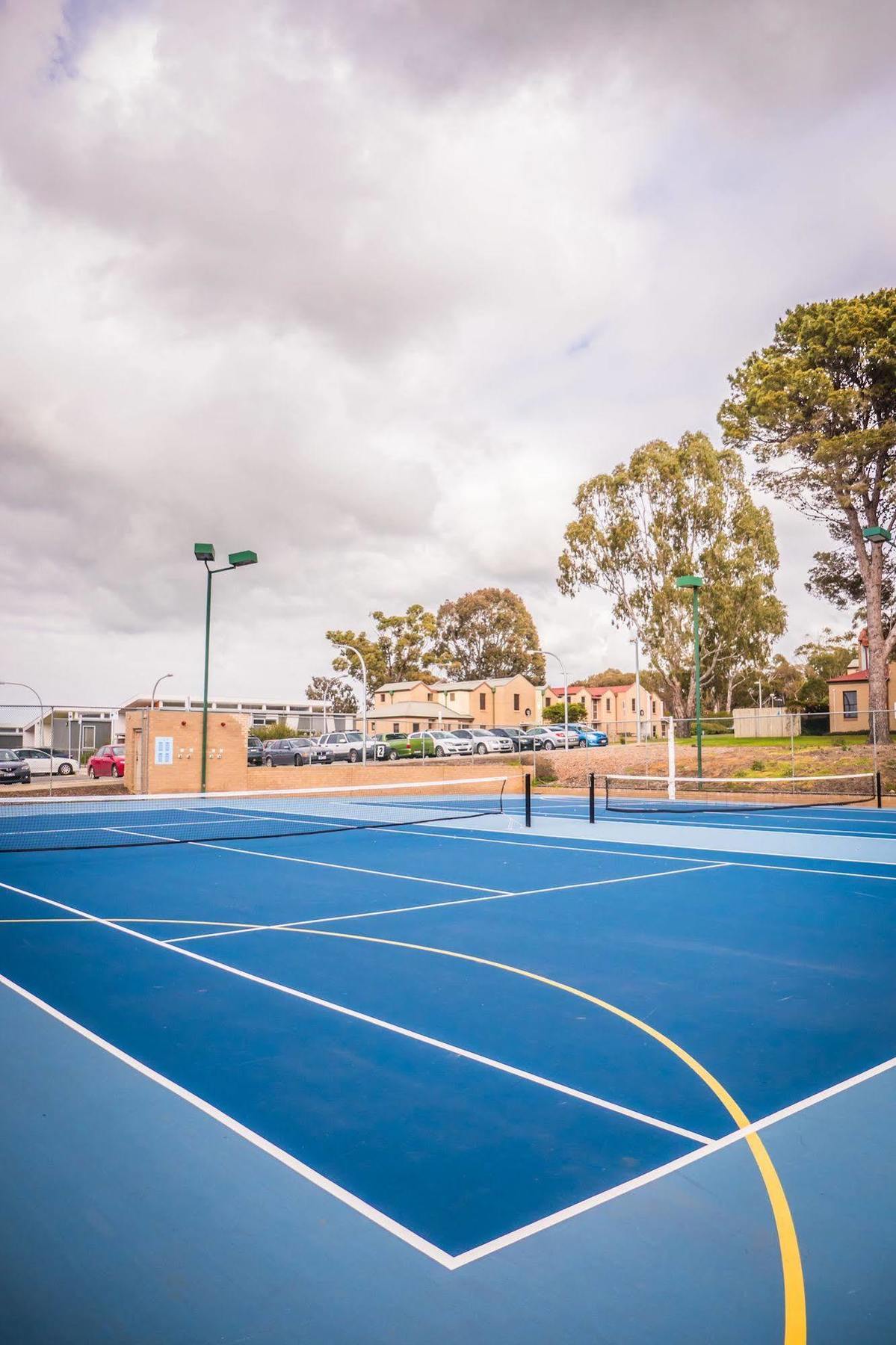 Deakin Units Hotel 3*