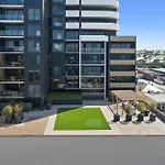 Modern Apartment With Water View In Geelong